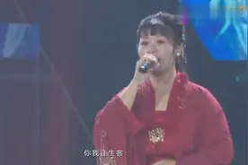 Aki阿杰一袭红衣献唱《何以歌》，戏腔还是一如既往的好听