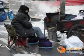 极寒天气卖茶叶蛋 老太：在家闲不住图片