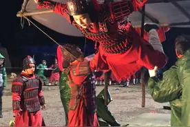 张馨予拍古装戏英姿飒爽 被绑竹制"飞行器"吊威亚遭罪图片