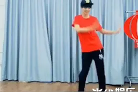 王俊凯光脚招财舞“姐姐”喊你穿鞋要给你这熊孩子气嗝屁 甜馨约会王源炸到飞起图片