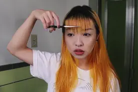 妹子将橙色刘海一点点剪齐平，拉直后，萌萌的看着好美！