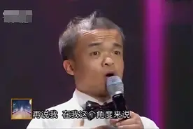 侏儒男娶个高个美女，精彩节目感动全场，简直是恩爱呢视频封面