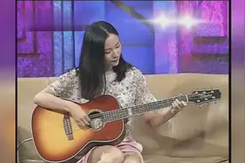 江一燕不愧是文艺青年，弹着吉他清唱自己创作的歌曲，清新感怀视频封面