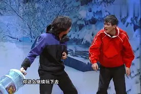 俩男子玩石头剪刀布，输的人被空纯净水桶砸，是真砸！视频封面