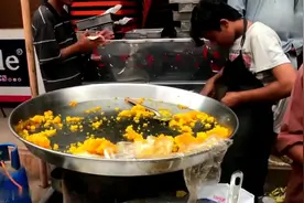 印度街头的特色午餐，锅里的油黑得可怕，他们用多久才肯换一次？视频封面