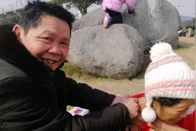 温暖！大叔街头为爱妻“揪痧”治感冒，大妈笑称他对我最好视频封面