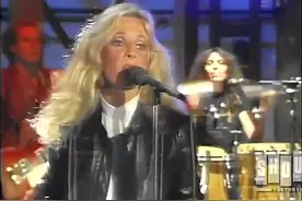 令人著迷的烟熏女嗓/美国怀旧摇滚女歌手--Kim Carnes(金卡恩丝)视频封面