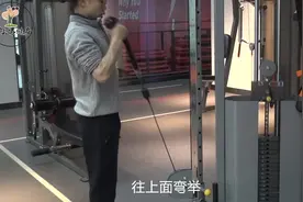 绳索二头弯举，肌肉收缩感倍儿好视频封面