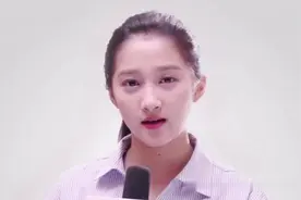 关晓彤晒自拍戴假发变芭比娃娃，金发红唇尽显异域风情视频封面