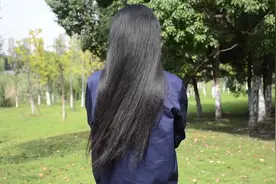 大学生妹子头发又滑顺又直，轻轻一甩，真的好美视频封面