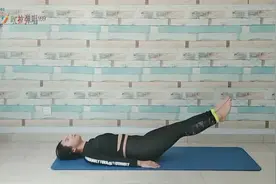 仰卧上抬腿30度：有效锻炼腹直肌，上肢力量薄弱的人看过来