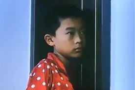 儿子半夜起床，听见爸妈房间里有动静，居然想开门进去看看视频封面