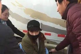 张艺兴腰伤后首现身 脸色憔悴不忘安慰粉丝图片