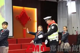 郑州交警与小学生们一起跳起“指挥舞” 这是干啥类？图片