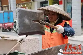 武冈市环卫工人刘红姣的一天图片