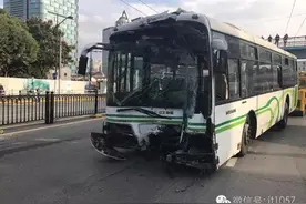 上海78路公交车与小客车碰擦撞围墙，13人受伤送医图片