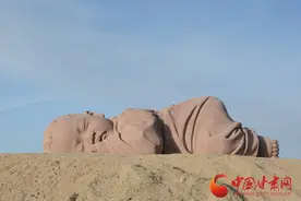 大型户外雕塑《大地之子》在酒泉瓜州落地图片