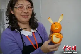 台湾老师无锡“秀”刀工 雕刻水果动物惟妙惟肖图片