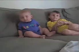 妈妈用假装睡觉，接下来小家伙使出“绝招”，爸爸乐坏了视频封面