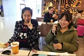 套路深！袁成杰与粉丝合影竟被告知其是追星专业户图片