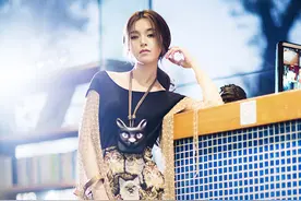文咏珊流苏长袖印花裙，二次元少女也柔情！图片