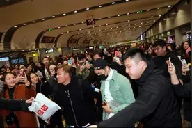 陈伟霆抵京机场被包围 助理霸道吼粉丝图片