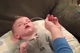 宝妈把NG管插入宝宝鼻子里，看着都难受啊视频封面