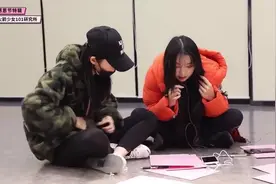 火箭少女团综：感恩节的恶作剧，傅菁神助攻李紫婷整蛊粉丝！视频封面