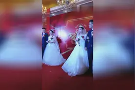 双胞胎儿子一起举办婚礼真高兴视频封面