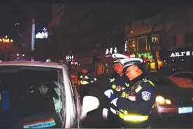 西固交警严格执行限行措施图片