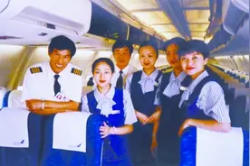 三代空姐讲述蓝天白云上的故事 美丽背后练就“十八般武艺”图片