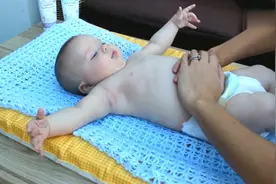 宝宝总是莫名哭闹胀气便秘肠绞痛赶紧试试这几个按摩步骤视频封面