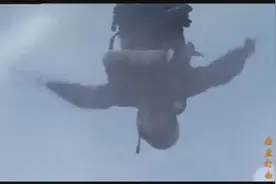 女兵高空跳伞由于惊慌，降落伞未打开，营长空中接人冒死救了她