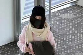 姚笛口罩蒙面一人抵京 自推行李玩手机略凄凉图片
