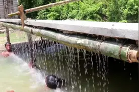 荒野体验，柬埔寨农村哥建造淋浴水箱和游泳池视频封面