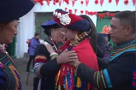 四川凉山彝族，亲人深情拥抱，送别新娘出嫁视频封面