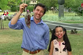 小女孩生吃兔子，吓坏路人视频封面