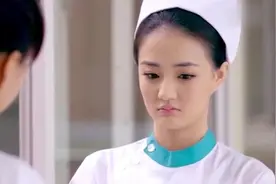 富家女揪小萝莉的耳朵，不料男友就在身后，好尴尬！视频封面