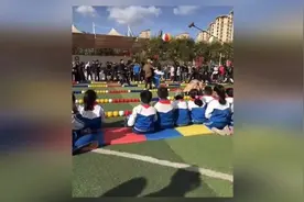 网友偶遇黄晓明现身北京郊区拍戏，和校园小朋友亲密互动像个慈父