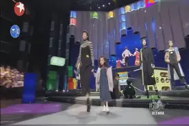 我的新衣，国际超模何穗节目走秀亲子装，最后那一笑真的是惊艳到视频封面