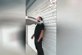 小伙开后备箱，谁知令人尴尬的事情就这样发生了，太搞笑！