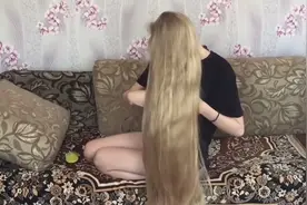 美女金色的头发好漂亮，又长又滑顺