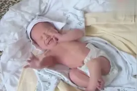 宝宝躺在床上哭闹，又是踢腿又是伸手，小模样好可爱！视频封面