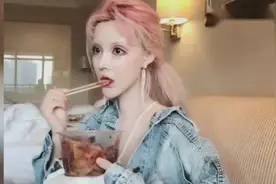“真人芭比”迪丽拉为何吃饭必须看着天花板？其实她也出于无奈！视频封面