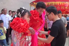 山西22岁小伙结婚，骑马迎娶新娘，这风俗太好玩了视频封面