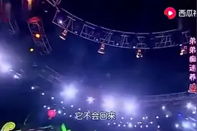 男子放虫引起全场骚动，还吓旁边美女，这是什么奇葩啊！视频封面