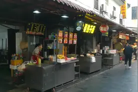 卖豆皮的大姐突然娇嗔到：“你拍人家干啥啦”~视频封面