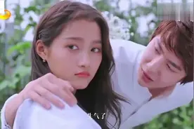 王一博这是在回忆与关晓彤的甜蜜时光？亲手送关晓彤满天星视频封面