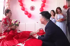 农村小伙给新娘穿新鞋，要先来个足部按摩才肯穿，穿完还要亲一下视频封面