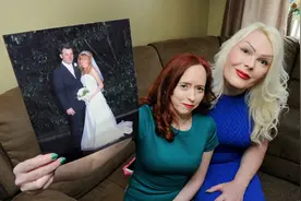 英国男子变性后与妻子成好姐妹（组图)图片